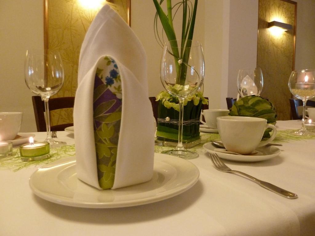 לנדשט Hotel Restaurant Weihenstephaner Stuben מראה חיצוני תמונה